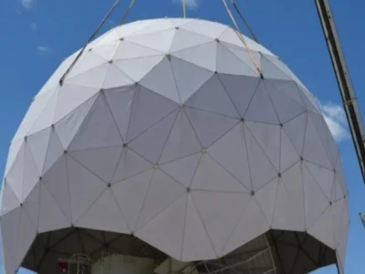 Vlastní řešení Radome: Jak navrhnout pro zatížení větrem, vodotěsnost a dlouh...